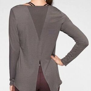 ATHLETA XS womens ahisma long sleeved top taupe brown workout split hem shirt